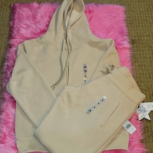 Fleece beige jogger set, size XLarge. Juniors XLarge. NWT